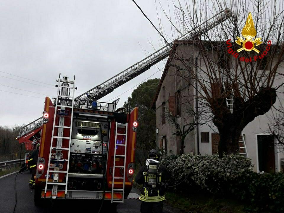 A fuoco una casa a Poggio Terza Armata, paura nel pomeriggio. Fortunatamente tutti illesi